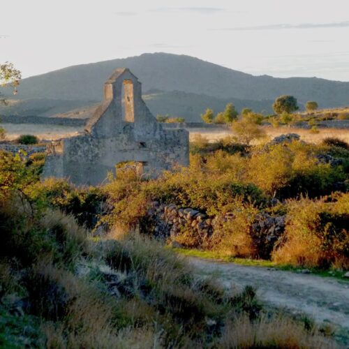 Ruta al pueblo fantasma de La Lastra